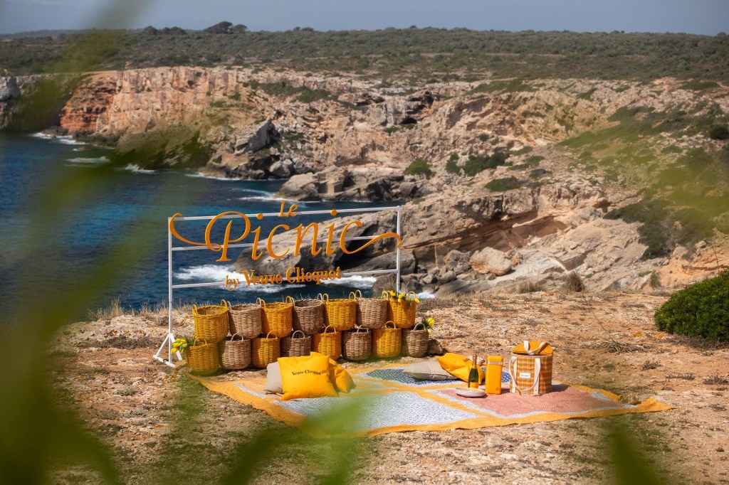 Veuve Clicquot reinventa el arte del picnic en localizaciones idílicas cerca del&nbsp;mar