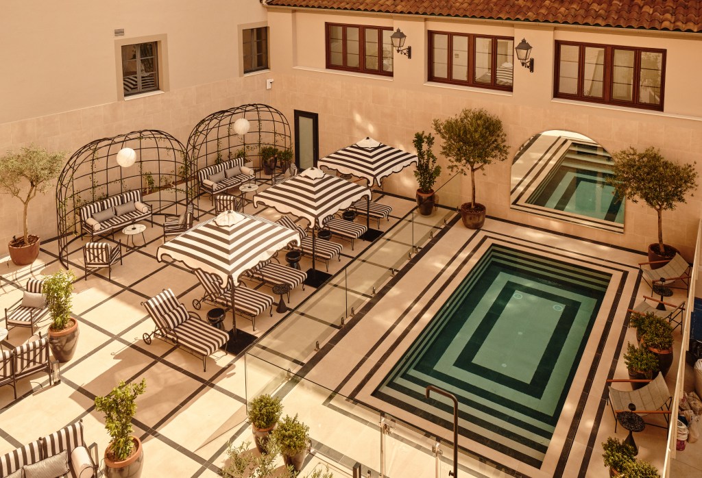 Ilmiodesign diseña un refugio urbano en Pamplona al más puro estilo Coco&nbsp;Chanel