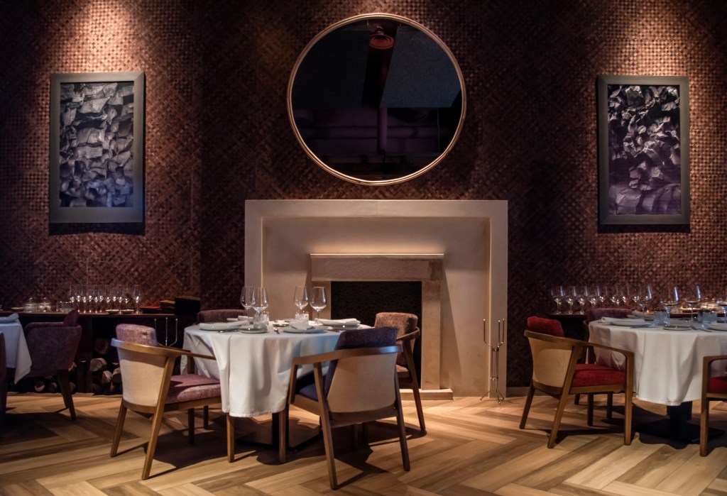 La sofisticación también cabe en un asador, interiorismo de Cuarto Interior para&nbsp;Rocacho