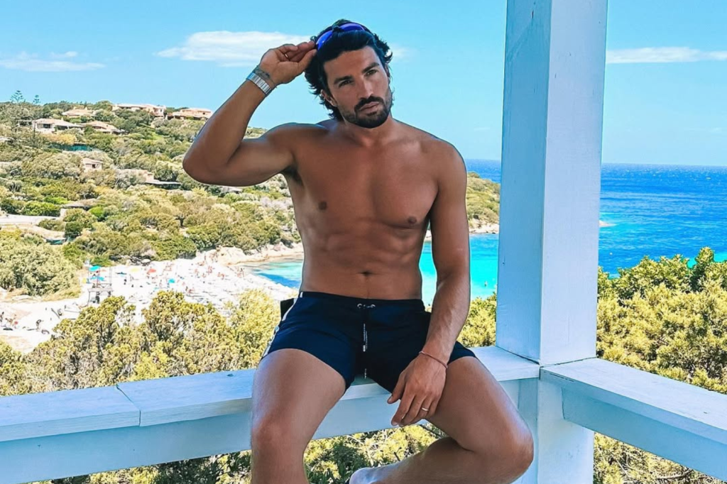 Minimalismo en la arena: los bañadores en tonos neutros que serán un básico en tu maleta de&nbsp;verano