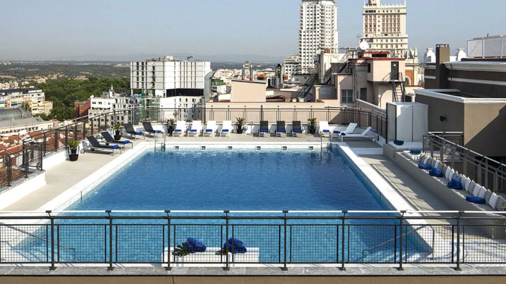 La playa de Madrid es la piscina del Hotel&nbsp;Emperador