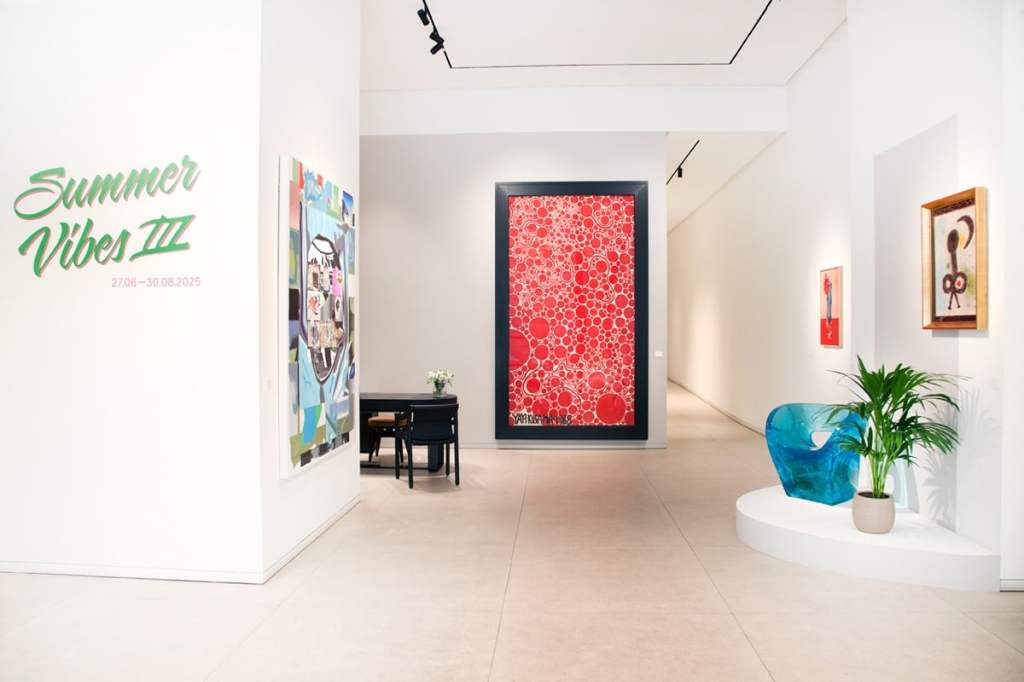 Symmer Vibes, la exposición de Opera Gallery que reúne obras de Pedro Almodóvar, Gordillo o&nbsp;Tápies