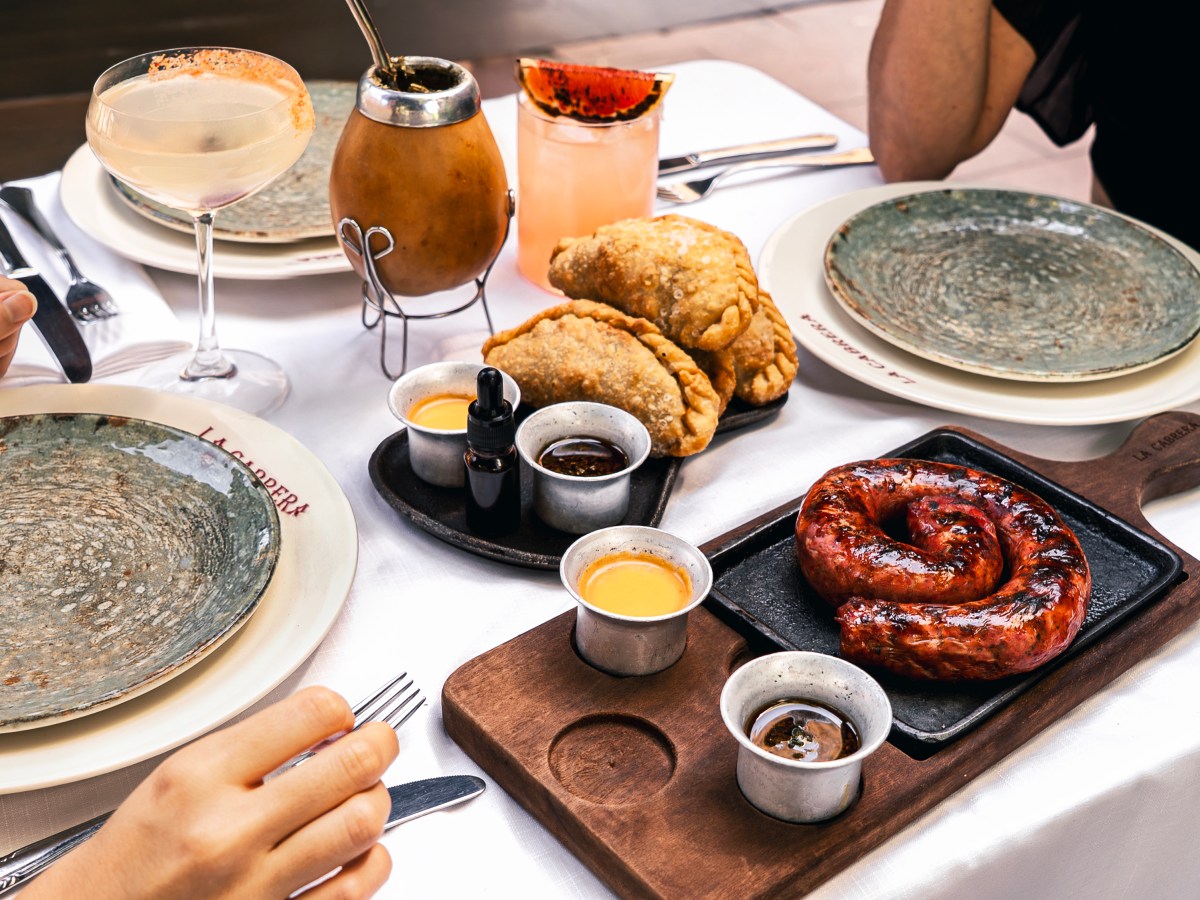 Fuego, carne y patria: crónica de un asado porteño en pleno&nbsp;Madrid