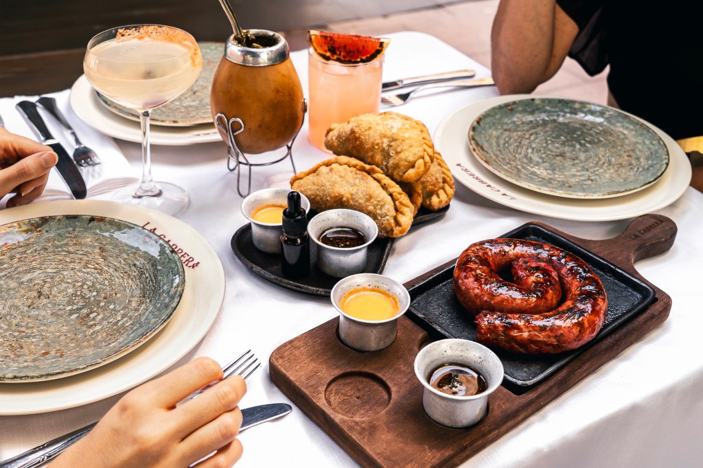 Fuego, carne y patria: crónica de un asado porteño en pleno&nbsp;Madrid