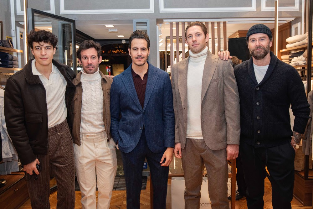 Dan John enciende la Navidad en su tienda de Serrano