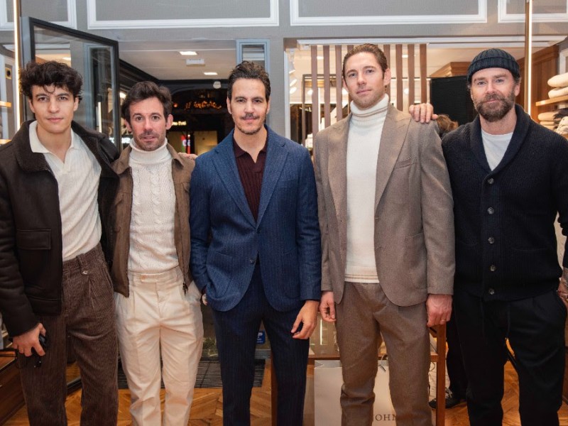 Dan John enciende la Navidad en su tienda de&nbsp;Serrano