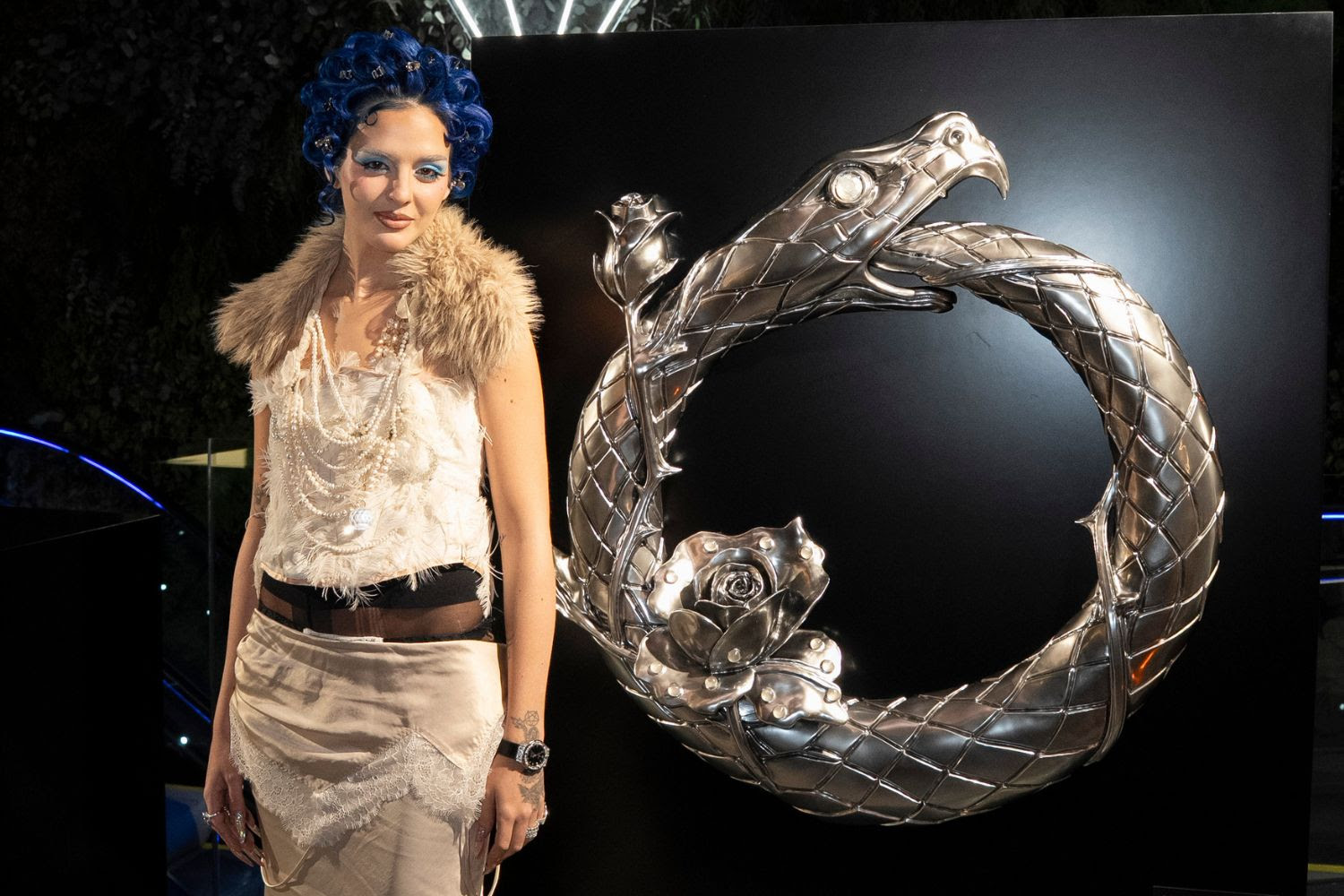 Sita Abellán reinterpreta el barroco con un peinado de anillas firmado por ghd