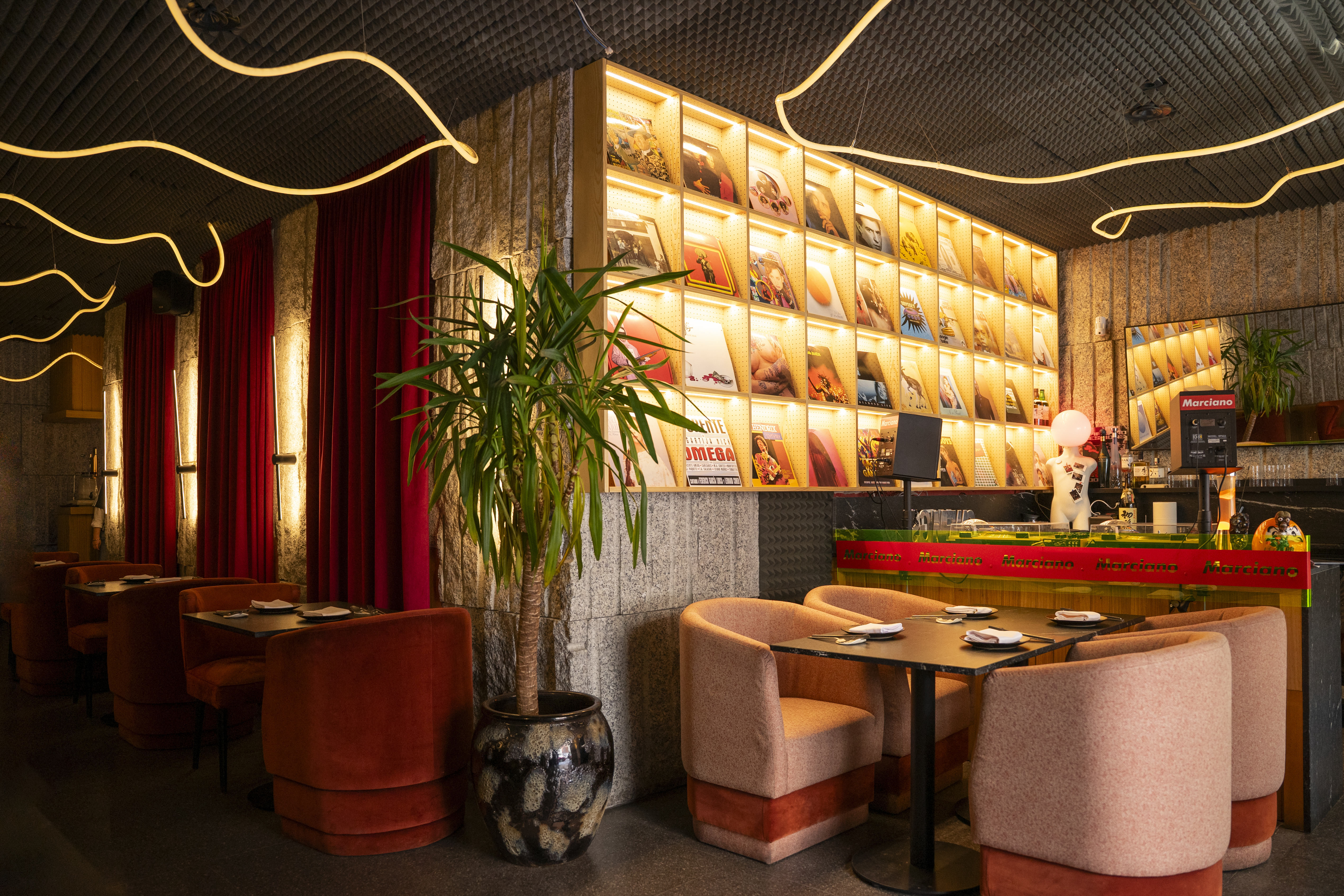 Cocina global, vinilos y cócteles de autor: así es el universo Marciano