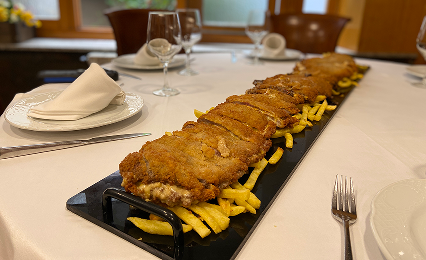 El cachopo de un metro que se ha convertido en fenómeno gastronómico