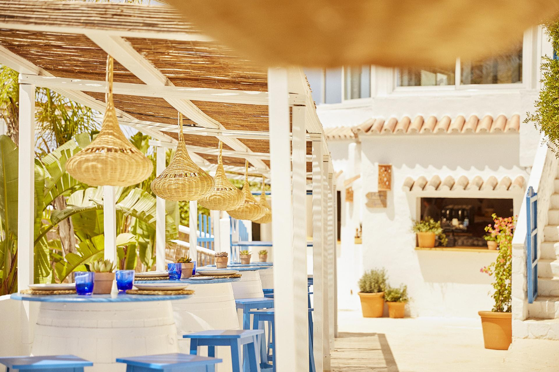 El Mirlo, el refugio costero de Marbella Club, desvela su verano de alta gastronomía y música frente a África