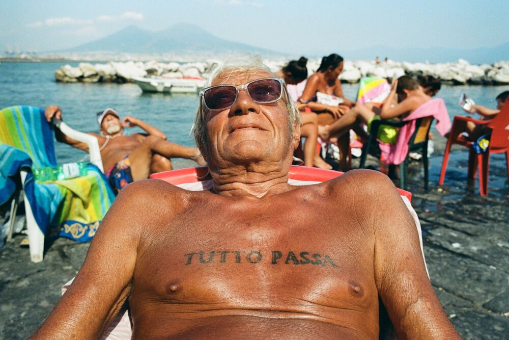 «Tutto passa»: la fotografía napolitana que ha convertido una frase en una forma de vivir